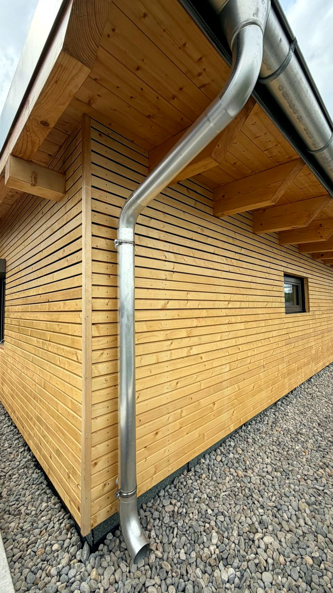 Holzfassade mit moderner Holzverkleidung